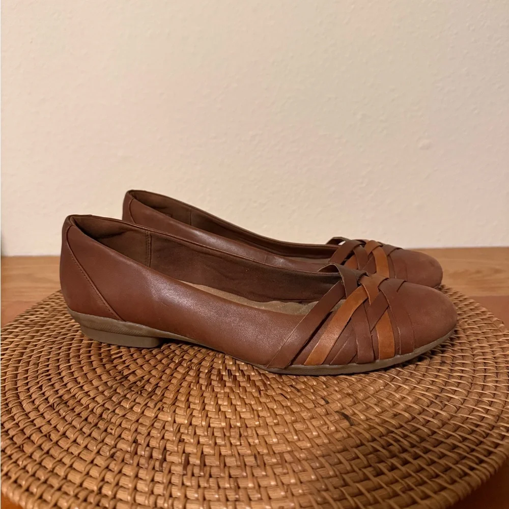 Clarks Women's‎ Brown Leather Woven Flats